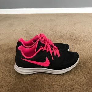 Girls 3.5 youth Nike tennis shoe.